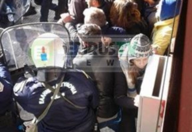 Γιάννενα: Επεισόδια και συλλήψεις έξω από σούπερ μάρκετ – Μάχες εργαζομένων με τα ΜΑΤ (εικόνες)
